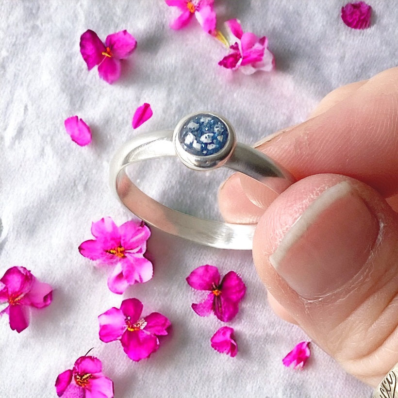 memorial ashes ring, lady holding ashes jewellery, ashes in jewellery